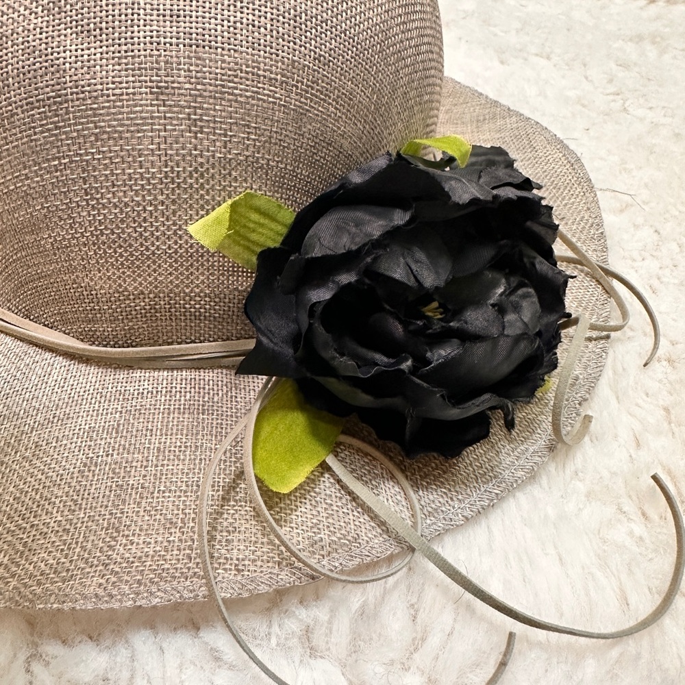 Source Unknown Gray Hat with Black Flower